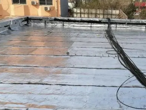 广丰卫生间漏水维修公司分享下广丰屋面楼顶防水刚性防水层施工要点。